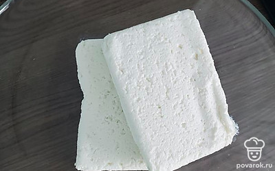 В миску выложить 2 пачки творога.