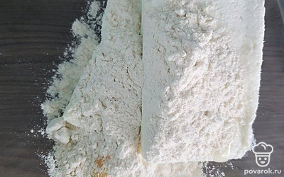 Добавить муку и сахар.