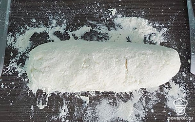 Перемешать и сформировать колбаску.