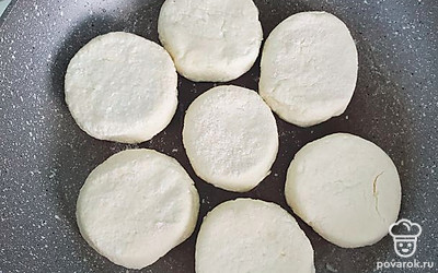 Разогреть сковороду. Сформировать сырники с помощью любой круглой емкости с подходящим диаметром. Выложить жарить.