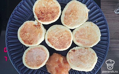 Подавать с яблочным повидло или джемом.