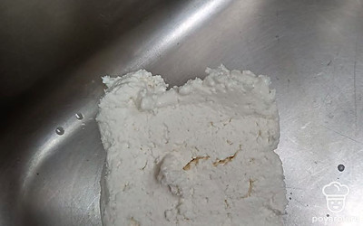 В чистую миску кладем творог.