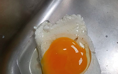 Добавляем яйцо.