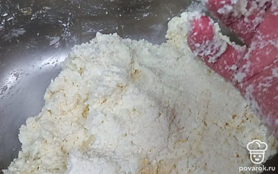 Всыпаем 35 грамм сахара и муку, все ингредиенты смешиваем.