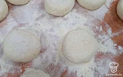 Придаем шариками форму и жарим с двух сторон. 