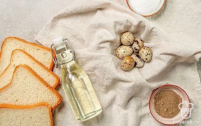 Помойте перепелиные яйца. Подготовьте посуду для перепелиных яиц (для каждого яйца — отдельная емкость). Помидоры черри и базилик для подачи помойте и обсушите, от веточки базилика отделите листочки, помидоры порежьте пополам.