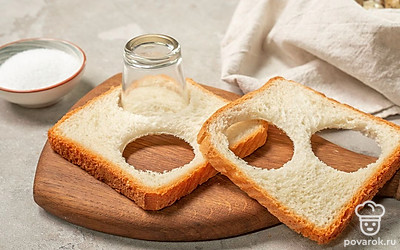 Подготовьте ингредиенты. Вырежьте из каждого ломтика хлеба по два небольших кружочка под перепелиное яйцо. В трех ломтиках должно получиться шесть отверстий. Разбейте каждое яйцо в отдельную емкость.