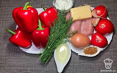 Подготовьте все необходимые продукты. Промойте сладкий перец и очистите от семян и порежьте пополам. Чеснок мелко порубите.