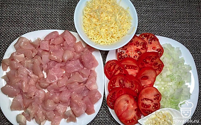 Мясо нарежьте кубиками. Лук не крупно нарубите. Сыр натрите на средней терке. Помидоры нарежьте кольцами.