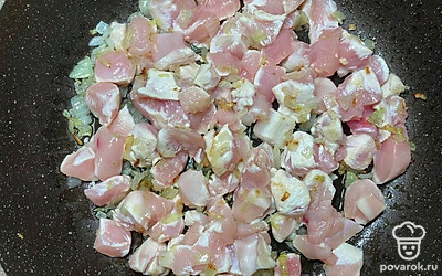 В сковороду налейте масло, слегка обжарьте лук. Затем добавьте курицу и готовьте до золотистой корочки, затем добавьте сметану, чеснок и специи, тушите еще несколько минут.