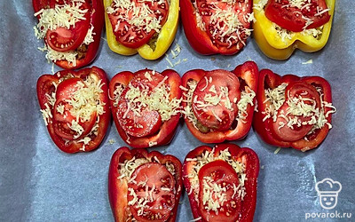 Заполните перцы начинкой, посыпьте сыром и выложите сверху кружочки помидоров на каждую половинку. Запекайте в разогретой духовке 15 минут при температуре 200С.