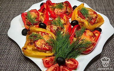 Подавайте перцы к столу в порционных тарелках. Украсьте веточкой укропа и налейте в пиалу сметану.