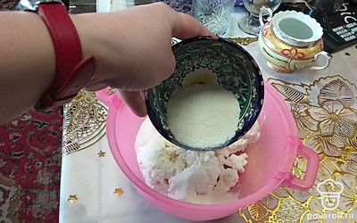 Насыпаем манку.