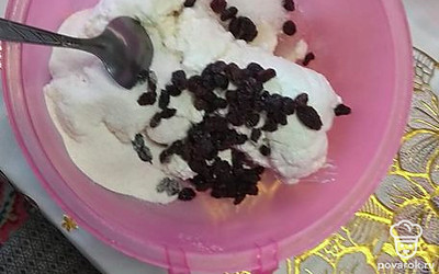 Изюм промоем и добавим к творожной массе.