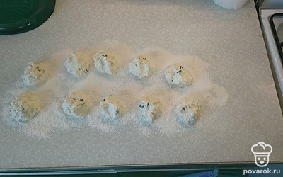 Хорошо вымешиваем и делим на равные части, предварительно присыпав рабочую поверхность мукой.