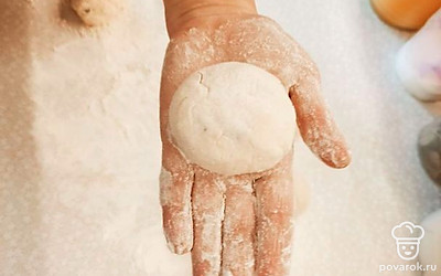Запанируем в муке все шарики. С помощью ладошки придадим красивую форму.