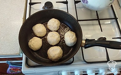 Выкладываем шарики на разогретую сковороду.