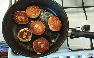 Обжариваем с каждой стороны по 2-3 минуты до румяного состояния.