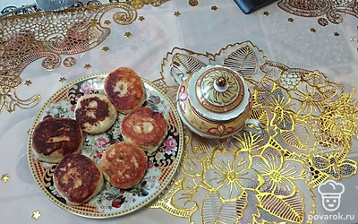 Готовые сырники выкладываем на подготовленную тарелку.