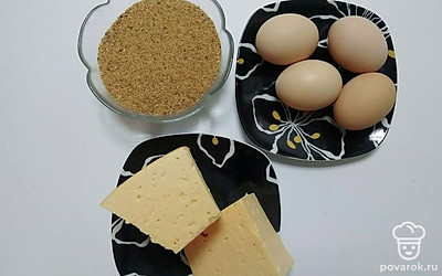 Выложите яйца на тарелку, панировочные сухари насыпьте в глубокую миску, а сыр разместите на тарелке.