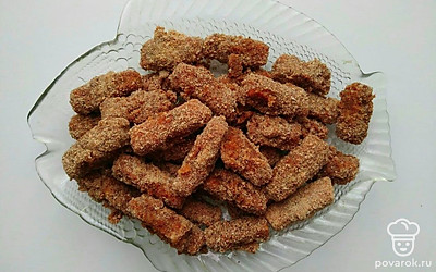 Порежьте сыр брусками с ребром в 1 см и по длине 4-6 см. Взбейте яйца, высыпьте панировочные сухари в миску. Возьмите сыр и обмакните в яйца, потом в сухари со всех сторон и ребер, потом опять - в яйца и в сухари.