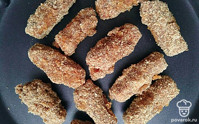 Разогрейте на сковороде небольшое количество растительного масла и обжаривайте кусочки со всех сторон по 2 минуты.