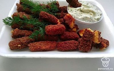 Подавайте блюдо в плоской тарелке, посыпав их зеленью, и положив на тарелку соус.