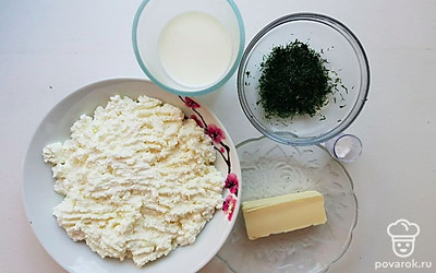Творог положите в тарелке, отрежьте от масла кусок и также положите его в тарелку. Укроп накромсайте и насыпьте в полуглубокую емкость, молоко налейте в емкость, а соду насыпьте в стакан.