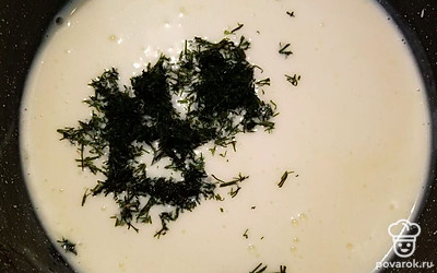 В творог добавьте соду, молоко и измельчите с помощью блендера. Нагрейте массу в кастрюле на медленном огне, постоянно помешивая. Когда творог начнет плавиться, добавьте сливочное масло, соль по вкусу и укроп. Доведите творог до полного растворения, масса должна стать как негустая манная каша. Горячую смесь разлейте по формочкам и отправьте в холодильник для застывания.