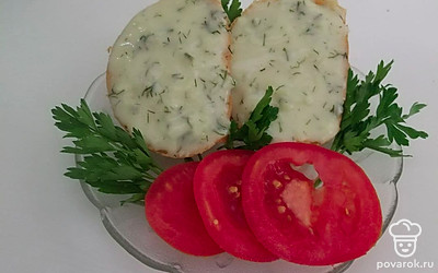 Плавленый сыр намажьте на хлеб и подавайте в его в плоской тарелке.