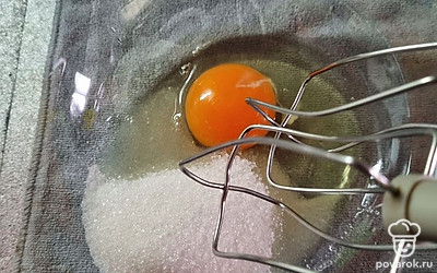 Смешайте сахар и яйцо.