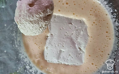 Добавьте творог, сметану и манку.