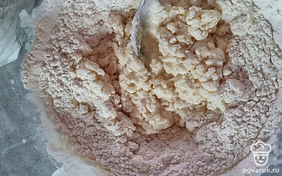 Введите муку и соль. Слепите сырники.