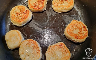 Обжарьте сырники по 4 минуты с каждой стороны на сковородке.