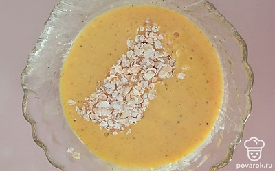 Разбейте в пиалу яйцо. Добавьте паприку, перец, соль и сливки. Хорошо взбейте вилкой. Сыр нарежьте на порционные кусочки, толщиной не менее 0,5 см. Разогрейте сковородку с маслом. Окуните каждый кусок сыра в яичную смесь, потом в панировку, затем снова в яичную смесь.