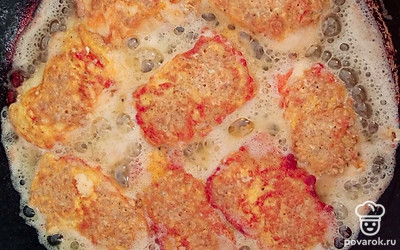 Обжаривайте сыр до золотистого цвета на большом огне с двух сторон, затем выложите его на салфетку, чтобы жир впитался.