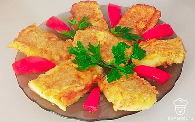 Выложите сыр на тарелку и украсьте его зеленью и помидорами.