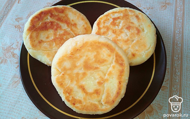 Сырники с начинкой из вишни с сахаром — Рецепт с фото