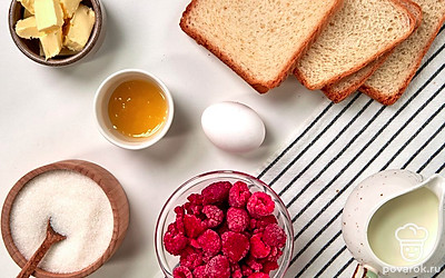 Замороженную малину предварительно промойте и разморозьте. Куриное яйцо и веточки розмарина промойте, после чего тщательно обсушите. Приготовьте сковороду для жарки.