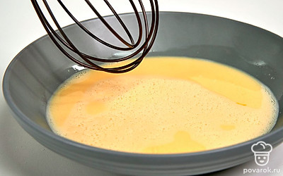 Смешайте ингредиенты. Яйцо разбейте в глубокую миску. Туда же добавьте молоко и сахар. Тщательно взбейте ингредиенты в пенку, чтобы сахар полностью растворился и масса посветлела.