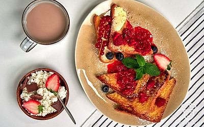 Чтобы тосты смотрелись интереснее, украсьте их веточками розмарина.