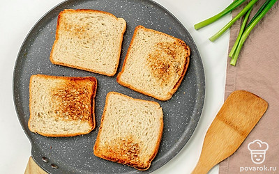 Поджарьте тосты. Разрежьте ломтики хлеба по диагонали, смажьте их оливковым маслом и подержите на сковороде по 3 минуты с каждой стороны.