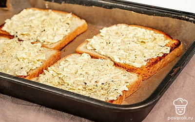 Запеките тосты. Нанесите на тосты начинку и поставьте в духовку на 2-3 минуты при температуре 180 градусов.