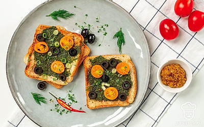 Украсьте тосты мелко нарезанным зеленым луком.