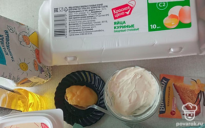 Подготовьте все ингредиенты. Сметану лучше выбрать более жидкой консистенции, а творог — любой жирности. Масло понадобится только для жарки. Можно использовать то, на котором вы обычно готовите. 