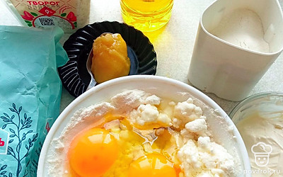 Соединить вместе творог, муку, яйца и хорошо перемешать до однородной консистенции. 