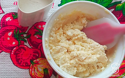 Добавить в получившуюся массу мучную смесь и перемешать до однородности. 