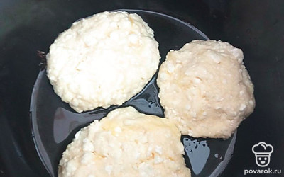 Сформировать сырники и пожарить на небольшом количестве масла. На сковороде готовить на среднем огне около 15-20 минут или в мультиварке на режиме «Жарка» 15 минут. 