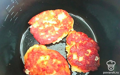 По мере готовности перевернуть. Если нужна более хрустящая румяная корочка, то не закрывать крышкой. 