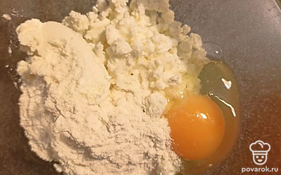 Замешать тесто для сырников.
